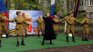 В округе Пушкинский прошли акции «Поём во дворах» и «Подарки ветеранам»