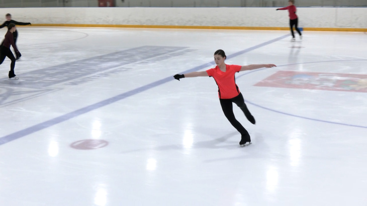 На лёд спортивного комплекса «Лидер» вышли мамы, бабушки, дети разных возрастов