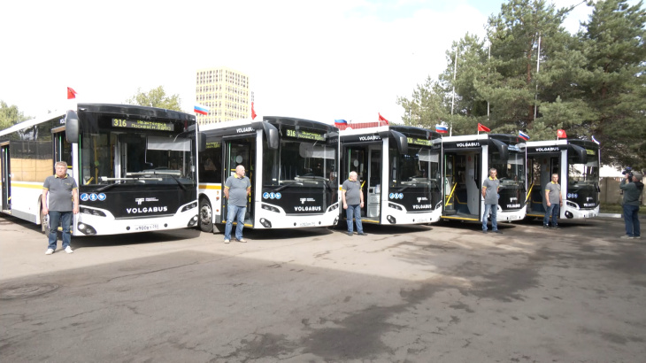 Ключи от новых автобусов большого класса вручил Максим Красноцветов сотрудникам МАП №10