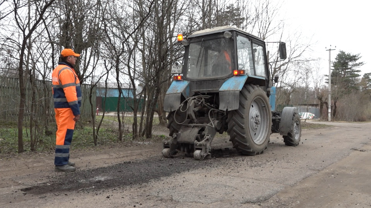 В Пушкино устраняют ямы на дорогах: ремонт идёт на улице Менделеевской в Клязьме  
