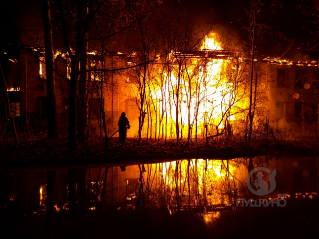  Пожар на улице Озерной в Пушкино. Горят два расселённых аварийных дома.