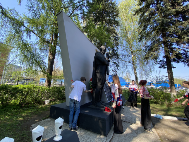 Волонтёры привели в порядок памятники в Ивантеевке 