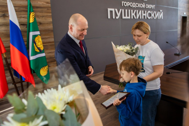 Максим Красноцветов вручил двум семьям сертификаты на переселение из аварийного жилья