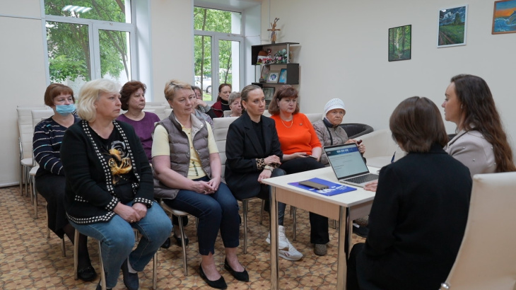 Активные долголеты голосуют. Им рассказали о предварительном голосовании партии «Единая Россия» 