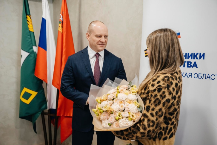 Максим Красноцветов передал супруге участника СВО гуманитарную помощь