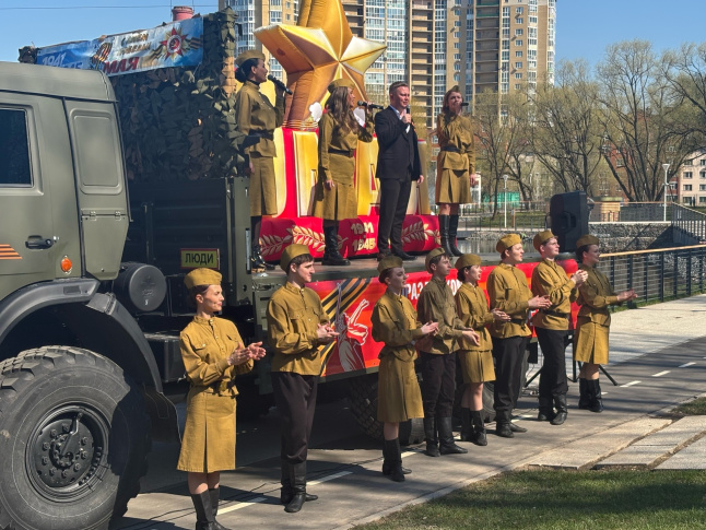 «Дорогами Победы»: в округе Пушкинский артисты исполнили песни военных лет в честь 81‑й годовщины Великой Победы