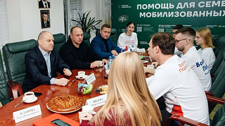 Депутат Мособлдумы Олег Гаджиев и глава округа Максим Красноцветов встретились с пушкинскими волонтёрами