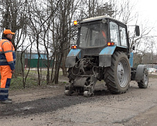 В Пушкино устраняют ямы на дорогах: ремонт идёт на улице Менделеевской в Клязьме  