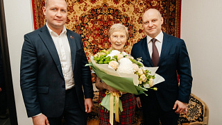 Максим Красноцветов и Михаил Ждан поздравили Галину Гриб с приобретением новой квартиры