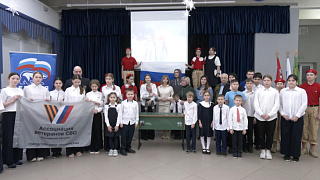 «Парту Героя» установили в Образовательном центре №7 в Лесных Полянах 