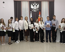 Пушкинские подростки получили паспорта в торжественной обстановке