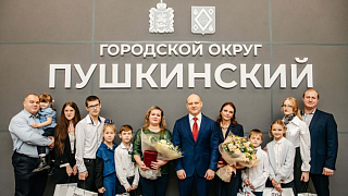 Максим Красноцветов вручил знак «Материнская слава» двум жительницам округа