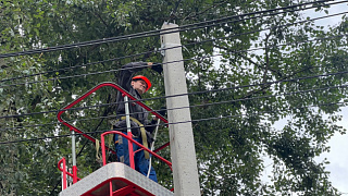 На улице Просвещения ведут работы по переносу линий уличного освещения