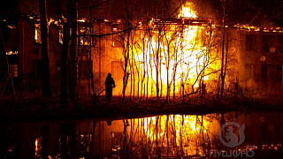  Пожар на улице Озерной в Пушкино. Горят два расселённых аварийных дома.