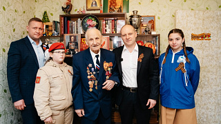 Максим Красноцветов поздравил участника ВОВ Владимира Телушкина с наступающим Днём Победы