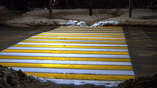 Для безопасности пешеходов. В Пушкино на дорогах появилась проекционная "зебра"