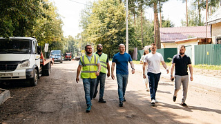Максим Красноцветов проверил ход ремонтных работ на улице Авиационной