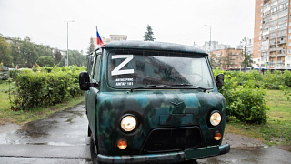 Вклад в победу. Максим Красноцветов передал ключи от автомобиля участнику СВО