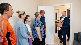 Максим Красноцветов помог семье из Белгородской области получить квартиру в округе Пушкинский 