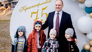 «Среди строгих документов…»