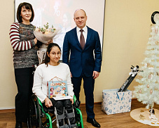 Максим Красноцветов встретился с Анной Ахмедовой — победителем XI Национального чемпионата «Абилимпикс–2025» по веб-разработке