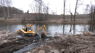 Депутаты осмотрели ход работ на реке Уче в Ивантеевке
