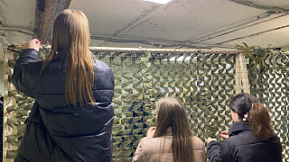 Покрывало жизни. В храме в Зеленоградском уже около двух месяцев плетут маскировочные сети