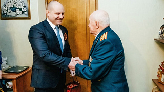 Максим Красноцветов поздравил ветерана Великой Отечественной Алексея Галютина