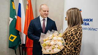 Максим Красноцветов передал супруге участника СВО гуманитарную помощь