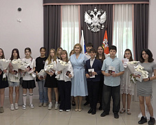 В Пушкино 14 школьников получили первые паспорта в преддверии Дня России