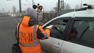 Водителям напомнили правила пользования ж/д переездом. Очередной рейд прошёл в Софрино 