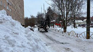 Сотрудники МБУ «ЖЭУ Пушкино» убирают снег после снегопада