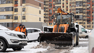 В Новом Пушкино очищают дворы от снега 