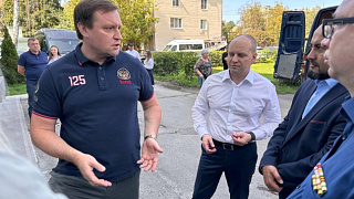 Сергей Пахомов и Максим Красноцветов передали местной волонтёрской группе партию медицинский принадлежностей