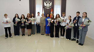 12 подростков получили свои первые паспорта 